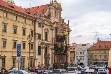Prag, Çek Cumhuriyeti - 5 Nisan 2025: Şehrin merkez caddesinin manzarası. Yol trafiği.