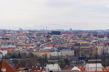 Prag, Çek Cumhuriyeti - 5 Nisan 2025: Şehir manzarası. Şehir manzarası ve şehir arazisi.