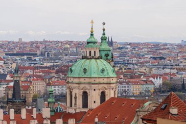 Prag, Çek Cumhuriyeti - 5 Nisan 2025: Şehir manzarası. Şehir manzarası ve şehir arazisi.