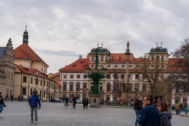 Prag, Çek Cumhuriyeti - 5 Nisan 2025: Şehir manzarası. Prag Kalesi.