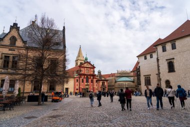 Prag, Çek Cumhuriyeti - 5 Nisan 2025: Şehir manzarası. Prag Kalesi.