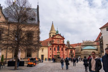 Prag, Çek Cumhuriyeti - 5 Nisan 2025: Şehir manzarası. Prag Kalesi.