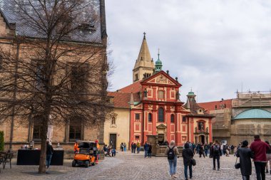 Prag, Çek Cumhuriyeti - 5 Nisan 2025: Şehir manzarası. Prag Kalesi.