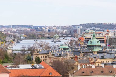 Prag, Çek Cumhuriyeti - 5 Nisan 2025: Şehir manzarası. Şehir manzarası ve şehir arazisi.