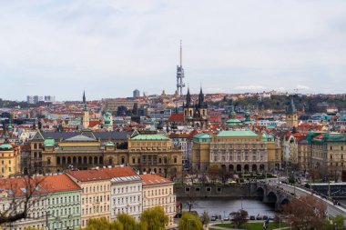 Prag, Çek Cumhuriyeti - 5 Nisan 2025: Şehir manzarası. Şehir manzarası ve şehir arazisi.