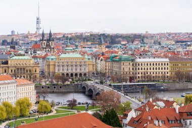 Prag, Çek Cumhuriyeti - 5 Nisan 2025: Şehir manzarası. Şehir manzarası ve şehir arazisi.