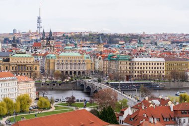 Prag, Çek Cumhuriyeti - 5 Nisan 2025: Şehir manzarası. Şehir manzarası ve şehir arazisi.