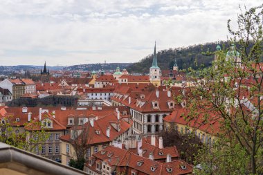 Prag, Çek Cumhuriyeti - 5 Nisan 2025: Şehir manzarası. Şehir manzarası ve şehir arazisi.