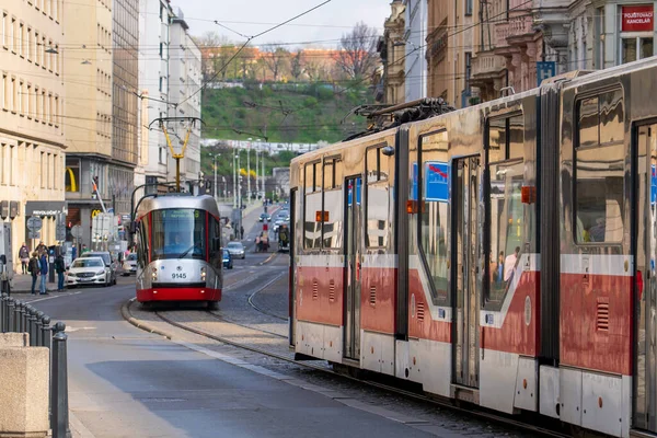 Prag, Çek Cumhuriyeti - 5 Nisan 2025: Şehrin merkez caddesinin manzarası. Yol trafiği.