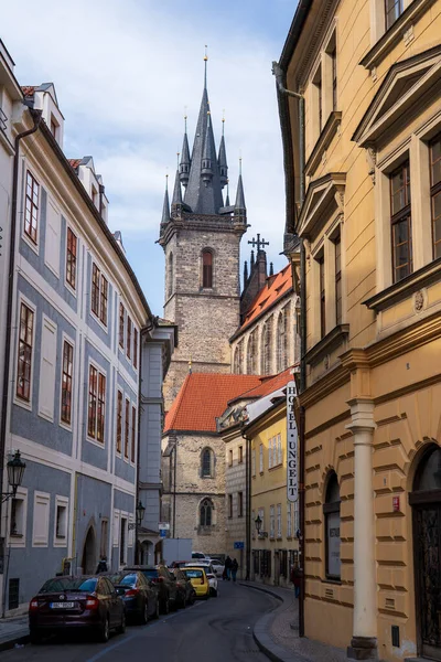 Prag, Çek Cumhuriyeti - 5 Nisan 2025: Şehir manzarası. Tyn Kilisesi