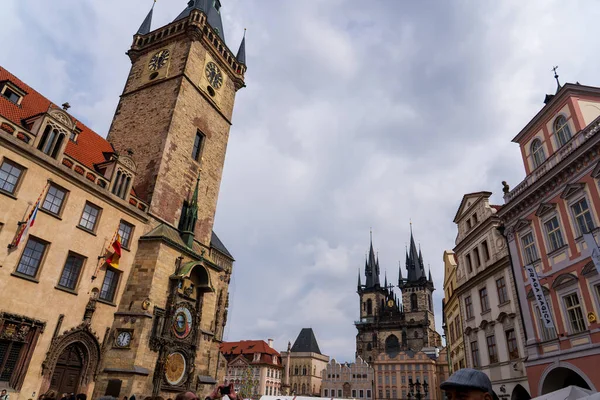 Prag, Çek Cumhuriyeti - 5 Nisan 2025: Şehir manzarası. Eski kasaba meydanı. Prag Astronomik Saati