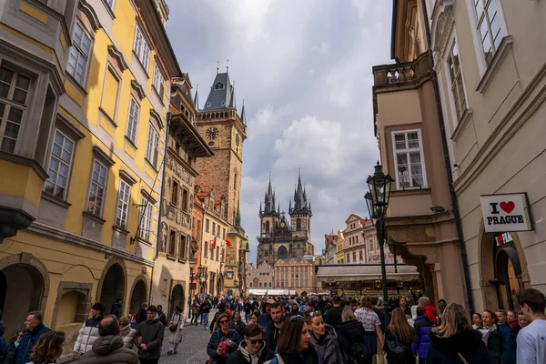 Prag, Çek Cumhuriyeti - 5 Nisan 2025: Şehrin merkez caddesinin manzarası. Yol trafiği.