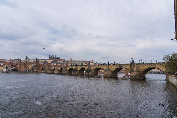 Prag, Çek Cumhuriyeti - 5 Nisan 2025: Şehrin merkez caddesinin manzarası. Yol trafiği.