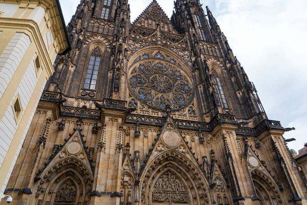 Prag, Çek Cumhuriyeti - 5 Nisan 2025: Şehir manzarası. St. Vitus 'un Rotunda manzarası
