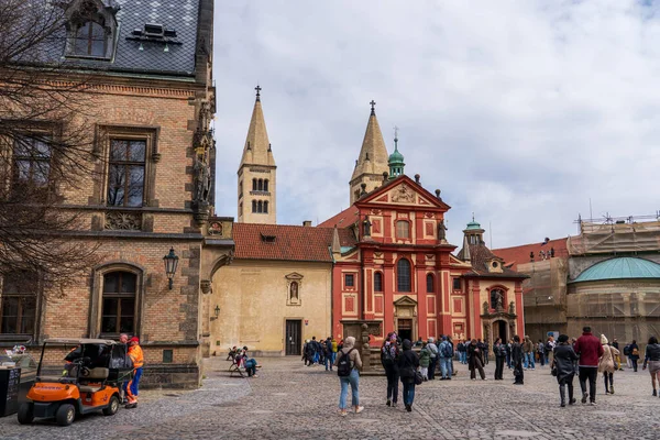 Prag, Çek Cumhuriyeti - 5 Nisan 2025: Şehir manzarası. Prag Kalesi.