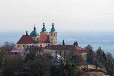 Olomouc, Çek Cumhuriyeti, 23 Mart 2025: Hayvanat bahçesindeki hayvanlar. Gözlem güvertesinden şehir manzarası.