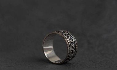 Gümüş Yüzük yalanlar üzerine koyu gri hakiki deri