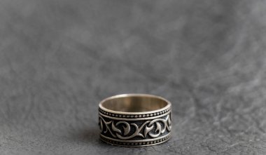 Gümüş Yüzük yalanlar üzerine koyu gri hakiki deri