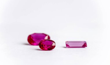 Beyaz bir arka plan üzerinde pembe yakut