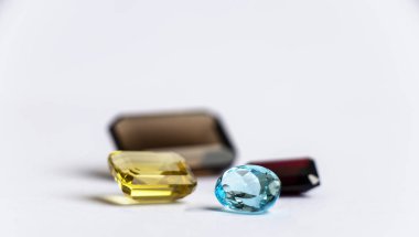 Beyaz arka plan üzerinde değerli taşlar koleksiyon