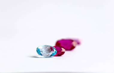 mavi topaz ve beyaz zemin üzerine pembe yakut