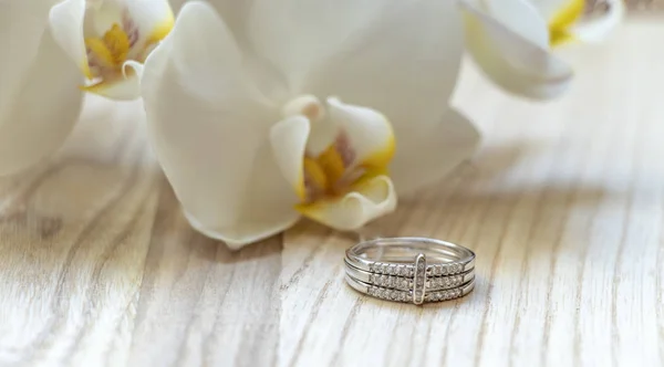 Een Zilveren Ring Met Kleine Steentjes Van Zirkonium Ligt Een — Stockfoto