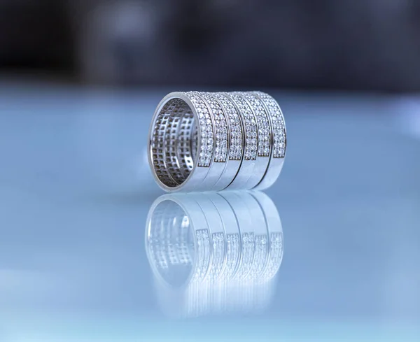 Silberring Für Frauen Liegt Auf Einem Glastisch — Stockfoto