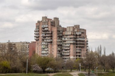 erken baharda Dinyeper kentinin bir yerleşim bölgesinde çok katlı ev