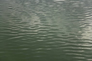 Küçük dalgalar ile nehir arka plan