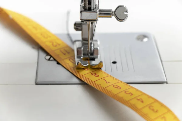 Крупным Планом Швейная Машина Желтая Измерительная Лента — стоковое фото