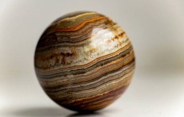 Çok renkli onyx küre parlak doğal şeritli kristal mineral taş top beyaz arka plan üzerinde izole