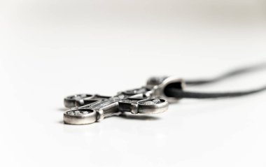 kilise gümüş haç masada yatıyor. Beyaz arka planda yalıtılmış