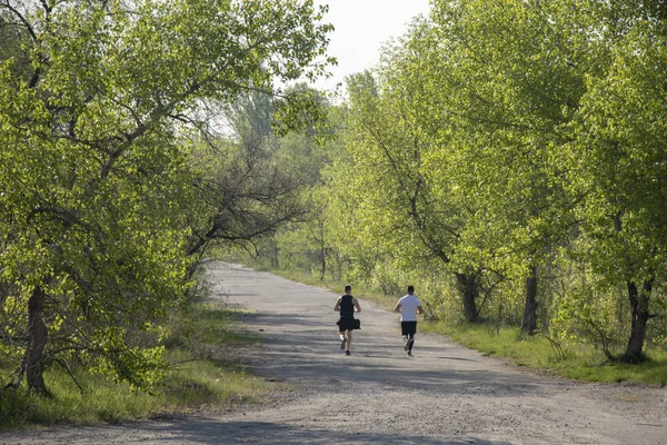 Dos Jóvenes Atletas Corren Carretera Asfalto Parque Ciudad Del Dnieper — Foto de Stock