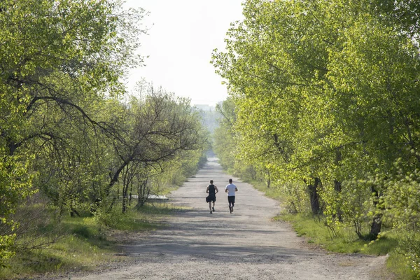 Deux Jeunes Athlètes Courent Sur Route Asphaltée Dans Parc Ville — Photo