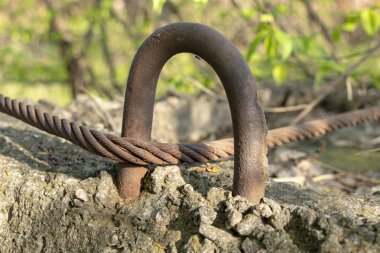 üzerinden gerilmiş eski paslı metal kablo ile bir döngü