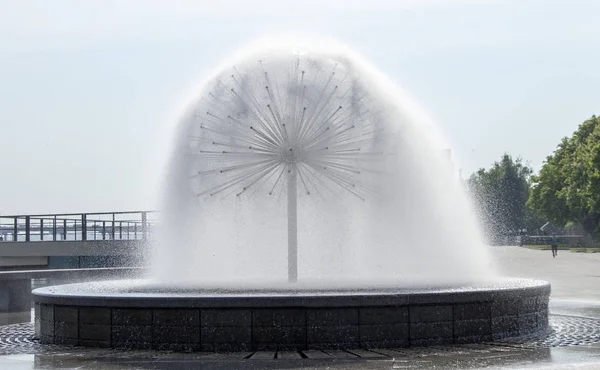 5月にドニエパーの街の市立公園で丸い噴水 — ストック写真