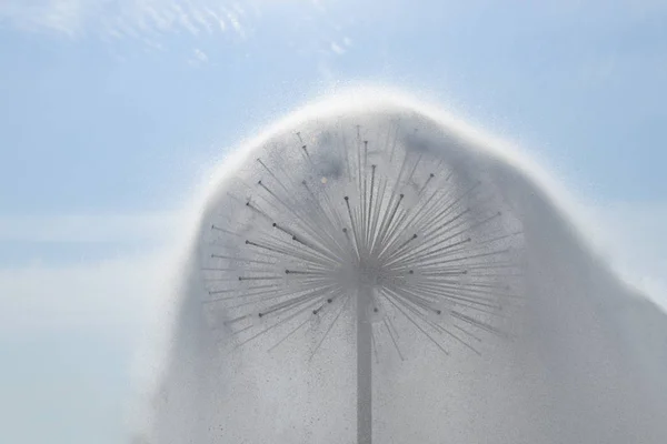 5月にドニエパーの街の市立公園で丸い噴水 — ストック写真