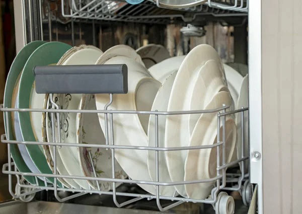 Закрыть Открытую Посуду Чистой Посудой — стоковое фото