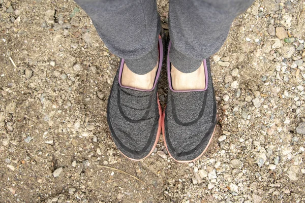 Γυναικεία Πόδια Στο Δρόμο Κοίτα Κάτω Στα Πόδια Σου — Φωτογραφία Αρχείου