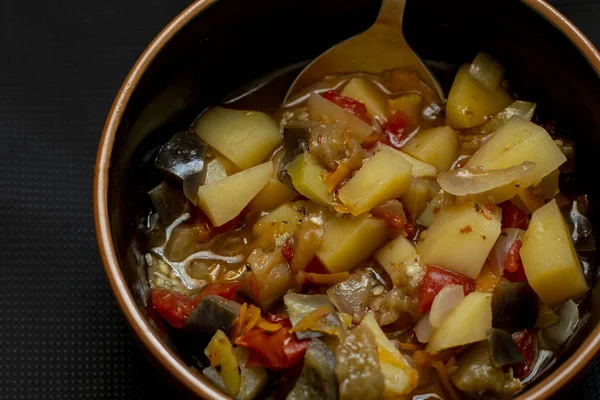 Patatas Estofadas Con Verduras Zanahorias Especias Plato Cerámica Sobre Mesa —  Fotos de Stock