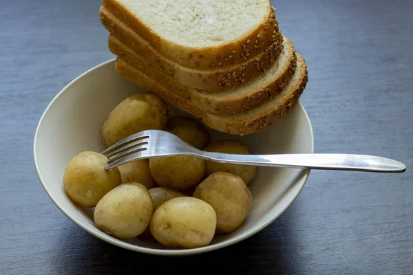 Masada Bir Tabakta Ekmek Ile Haşlanmış Patates — Stok fotoğraf
