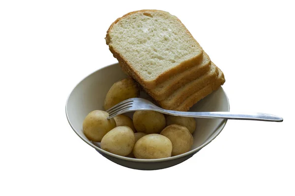 白パンのスライスと孤立した白い背景にフォークを持つプレートの若いゆでたジャガイモ — ストック写真