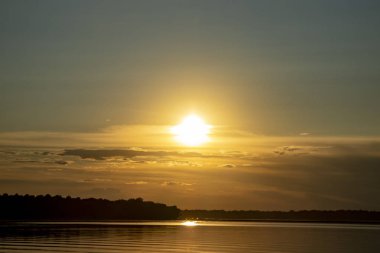 Temmuz ayında Ukrayna'da nehir Dinyeper kıyısında güzel gün batımı