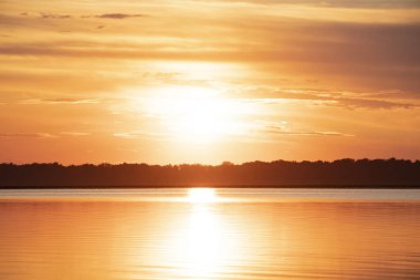Temmuz ayında Ukrayna'da nehir Dinyeper kıyısında güzel gün batımı