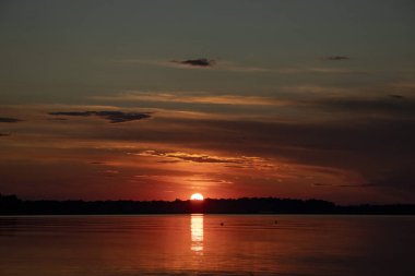 Temmuz ayında Ukrayna'da nehir Dinyeper kıyısında güzel gün batımı