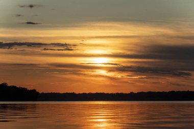 Temmuz ayında Ukrayna'da nehir Dinyeper kıyısında güzel gün batımı