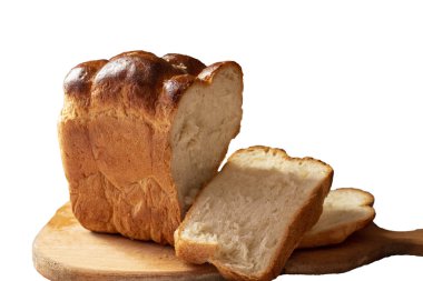 Beyaz ekmek dilimlenmiş parça beyaz arka plan üzerinde izole evde mutfakta ahşap bir tahta üzerinde yatıyor