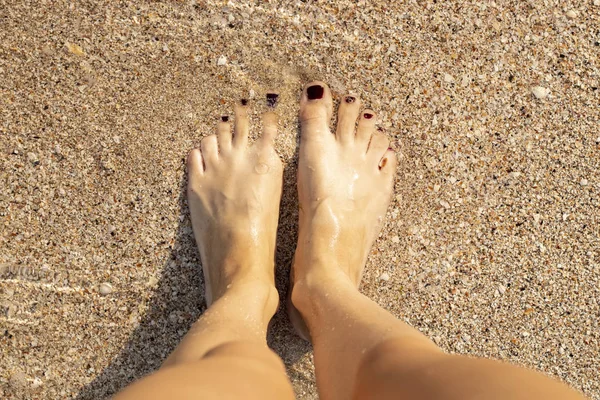 Piernas Bronceadas Femeninas Una Joven Arena Orillas Del Mar Azov — Foto de Stock