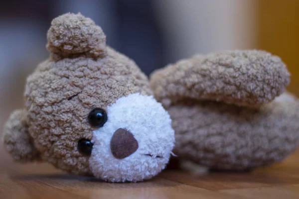 Medvídek Potrhaný Tlapkou Hraní Dítětem Leží Podlaze Dětském Pokoji — Stock fotografie