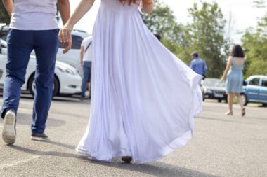 gelin ve damat araba, alt görünümüne yaz aylarında parkta yol boyunca yürüyor